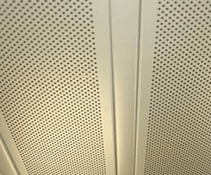 Перфорированные потолки Sovremennyj inter'er s detal'noj metallicheskoj potolkom, s perforaciej v vide malen'kih kruglyh otverstij.