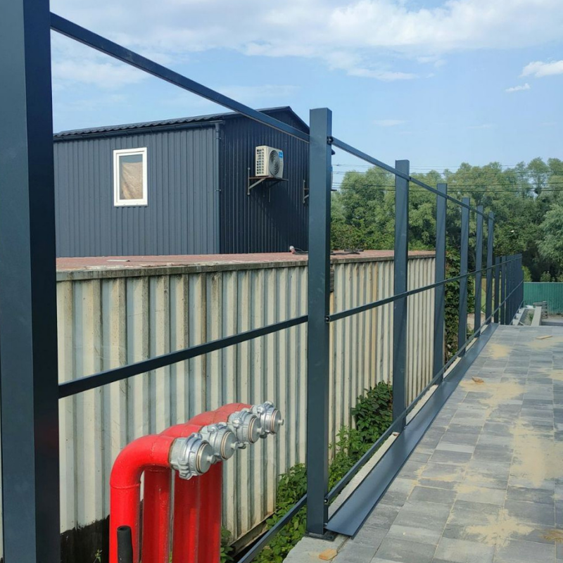 Дизайнерський паркан Вертикаль для огорожі офісної будівлі 2