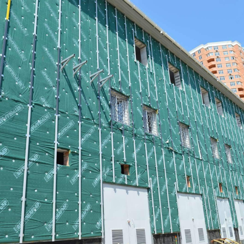 Cassette facade for framing the building of Oblenergo in Odesa 2 Moderna promyslova budivlya pid chas budivnytstva z zelenymu metalichnym oblycuvannyam u heometrychnomu vzori