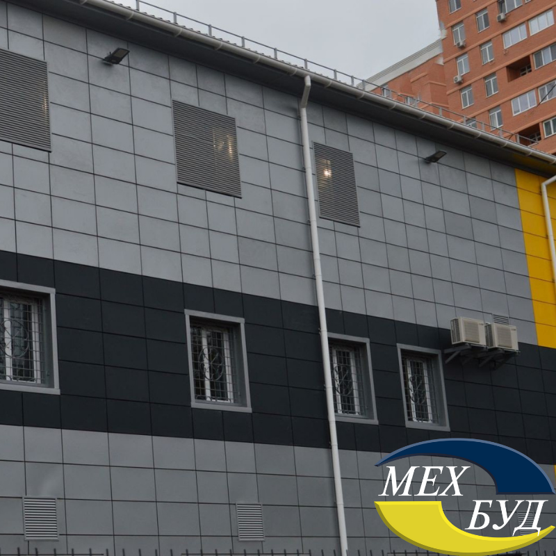 Cassette facade for framing the building of Oblenergo in Odesa 3 Suchasna fasada budynku z metalichnymy paneliamy riznykh vidtinkiv siriogo